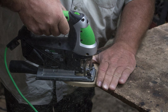 Cortando madera con caladora