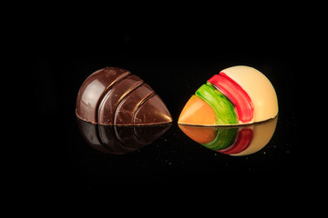 set of two shell-shaped black and white chocolate candies