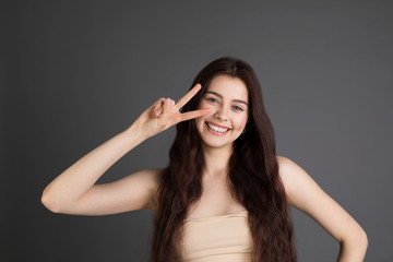 Obraz premium Beautiful young caucasian woman over isolated background smiling looking at the camera