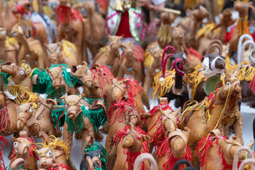 Obraz premium Kolorowe pamiątki danie na sprzedaż w sklepie w Maroku