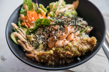 Poke Bowl mit flambierten Lachs, Tempura Shrimp, Guacamole, Masago Kaviar, Salat, Nori Algen und...