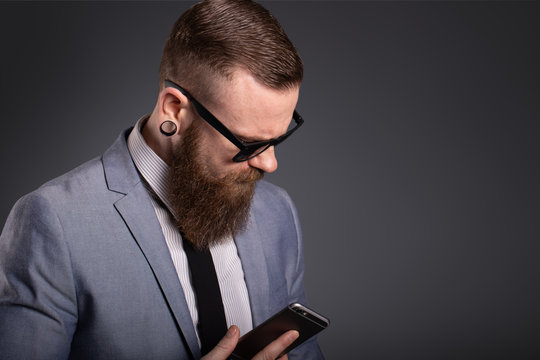 Geschäftsmann mit Bart telefoniert mit Handy zeigt Finger Sonnenbrille