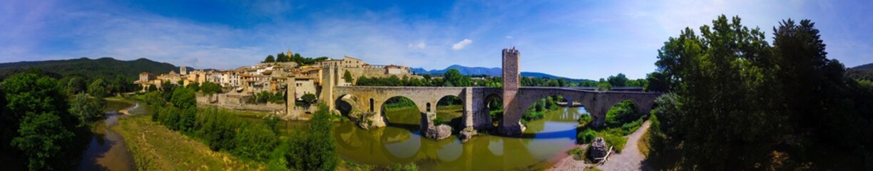 Fototapeta na wymiar Big panoramic view of Besalú fortified village at Girona