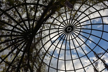 El cielo visto a través de una cúpula de acero