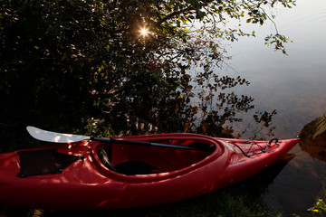 kayak rouge sous le soleil