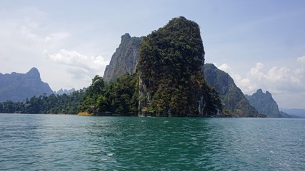Fototapeta na wymiar tropical landscape on chiao lan lake in khao sok