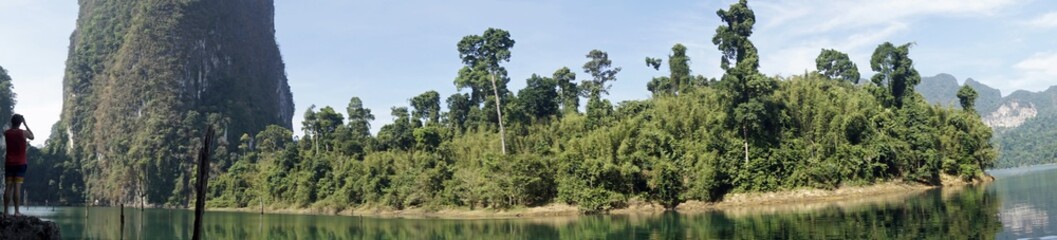 Fototapeta na wymiar tropical landscape on chiao lan lake in khao sok