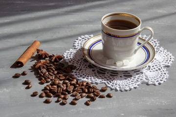 Filiżanka kawy z ziarnami kawy, cynamonem i anyżem - obrazy, fototapety, plakaty