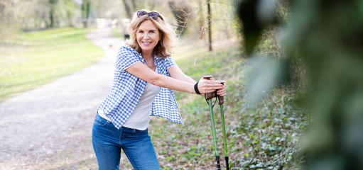 Attraktive, sportliche Frau beim Sport im Park  