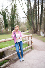 Frau mit Wanderstöcken in der Natur, Bewegung an der frischen Luft 