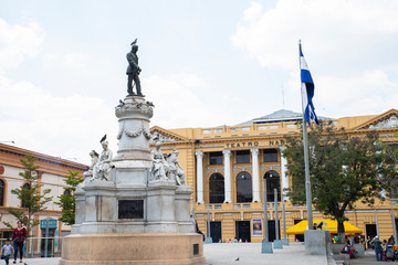 Parque Morazán y teatro nacional San Salvador