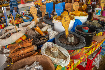 étal du marché aux épices en Guadeloupe