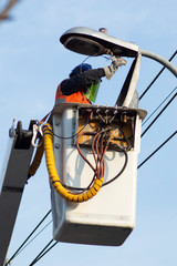 Trabajador cambiando alumbrado publico, renovación de iluminación publica, trabajo municipal.