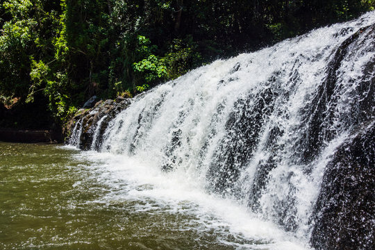 Das Wasser f&auml;llt die Stufe bei den Malanda Falls hinab