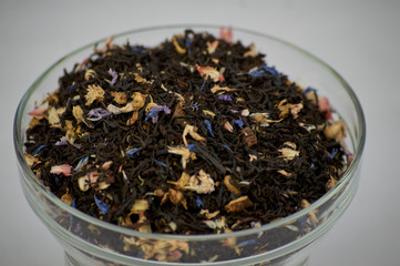 Té aromático en hoja listo para colocar en tetera.