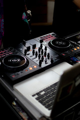 Mesa de DJ negra con computador apple
