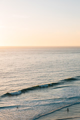 Obraz premium Waves in the Pacific Ocean at sunset, Salt Creek Beach, in Dana Point, California