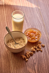 Ingredientes para un rico desayuno de avena con mermelada de durazno y nueces