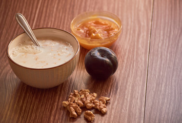 Avena con mermelada y ciruela, lista para ser servida.