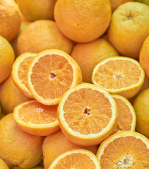 Naklejka na ściany i meble Naranjas partidas en mercado, naranjas apiladas listas para ser vendidas