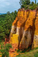 Roussillon, czerwony klif będący jednym z największych złóż ochry na świecie (skały wykorzystywanej jako naturalny barwnik), Francja - obrazy, fototapety, plakaty