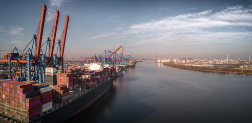Luftaufnahme eines Containerterminals im Hafen von Hamburg an der Süderelbe