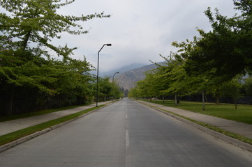 Calle que llega a la cordillera de los andes, calle chilena, hermosa calle con dirección a la cordillera