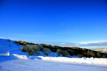 vue sur les montagnes enneig&eacute;es des Vosges depuis le sommet du hohneck