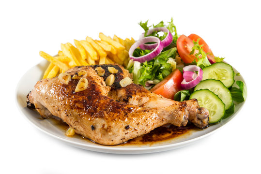 Zancas de pollo asado con patatas fritas y ensalada