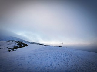 Wschód słońca zimą w górach - Babia Góra, Beskid Żywiecki. Śnieżne góry © Michal