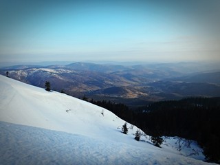 Wschód słońca zimą w górach - Babia Góra, Beskid Żywiecki. Śnieżne góry © Michal
