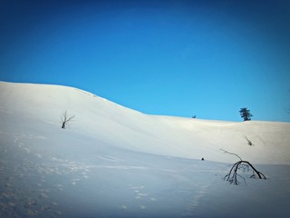Wschód słońca zimą w górach - Babia Góra, Beskid Żywiecki. Śnieżne góry © Michal