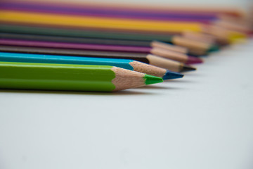 matite colorate su sfondo bianco