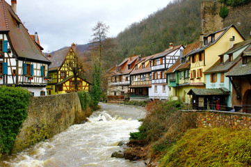 Fototapeta na wymiar maison alsacienne dans le village de kaysesberg.