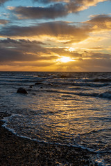 Obraz premium storm weather on the beach by rocky sea shore