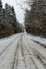 Obraz premium snowy winter road covered in ice and snow
