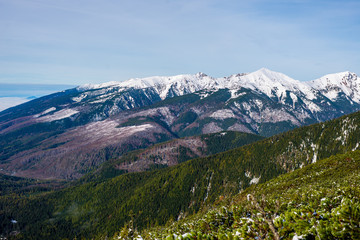 Obraz premium snow covered mountain peaks and tourist trails in slovakia tatra