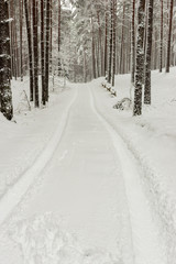Obraz premium snowy winter road covered in ice and snow