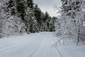 Obraz premium snowy winter road covered in ice and snow