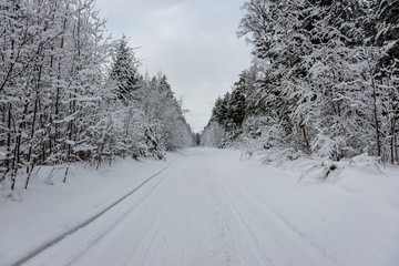 Obraz premium snowy winter road covered in ice and snow