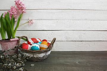  Wielkanocne tło - hiacynt, kolorowe pisanki w koszyku