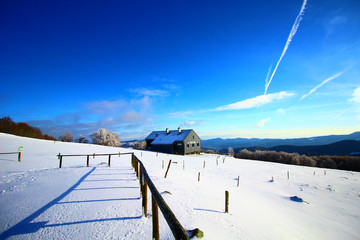 vue sur les montagnes enneigées des Vosges depuis le sommet du hohneck
