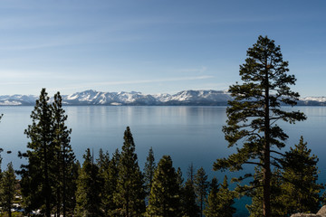 Aussicht auf Lake Tahoe mit Bergen, Nevada, USA