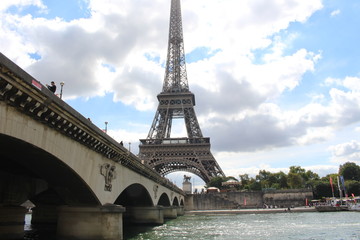 Fototapeta na wymiar eiffel tower in paris