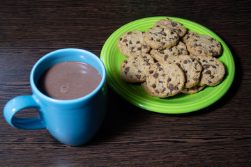 galletita con chips de chocolate y chocolatada