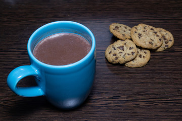 galletita con chips de chocolate y chocolatada