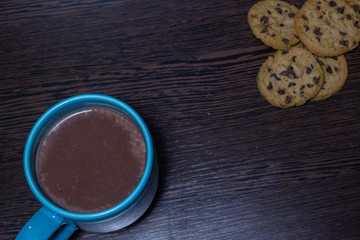galletita con chips de chocolate y chocolatada