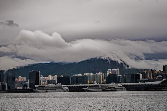 Kowloon Hafenansicht tiefe Wolken