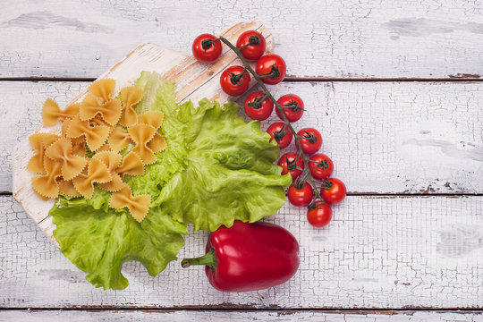 farfalle, paprica, chilli, lettuce fyl 