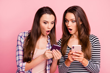 Close-up portrait of nice-looking attractive lovely cute charming amazed caucasian straight-haired girls showing sharing cell chatting browsing texting isolated over pink pastel background
